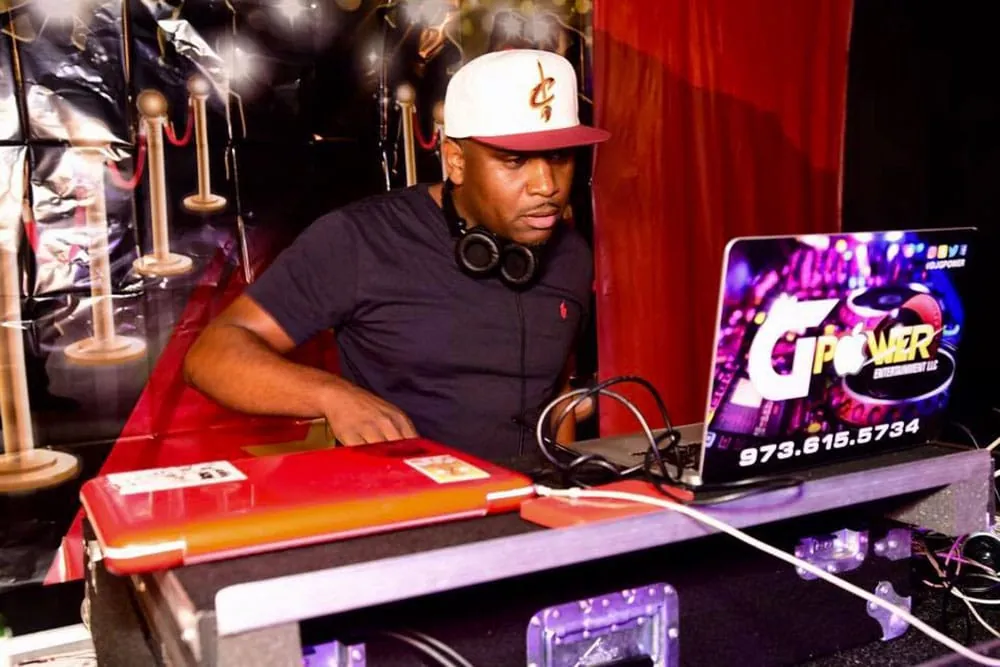 Booth shot, mid-set
